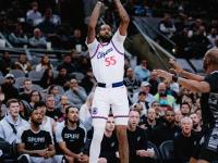 开云体育官网-快船逆转马刺，莱昂纳德贡献28分