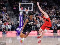 开云下载-猛龙胜76人，西亚卡姆贡献关键盖帽