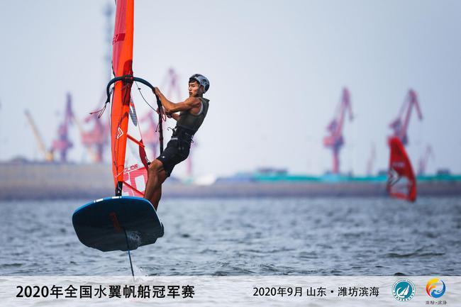 瑞士运动员在帆船比赛中表现抢眼