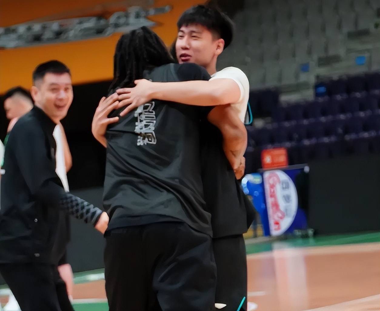 包含辽宁男篮士气高昂，多场比赛轻松取胜的词条