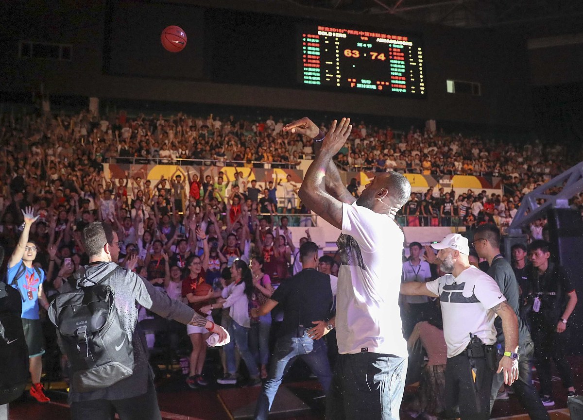 NBA球员与球迷互动留下美好回忆