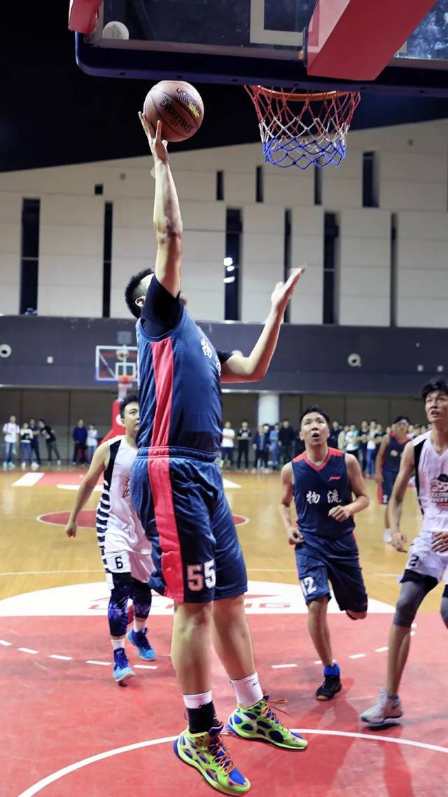 韩国选手在篮球比赛中勇夺第一