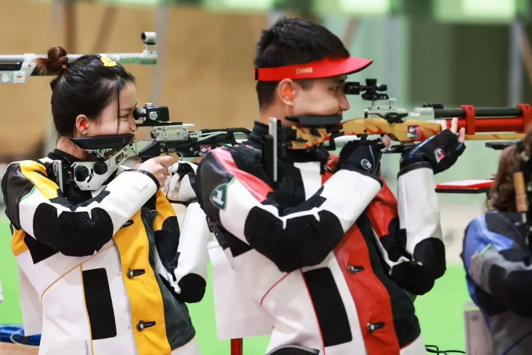 捷克射击选手连夺两金，实力强劲！