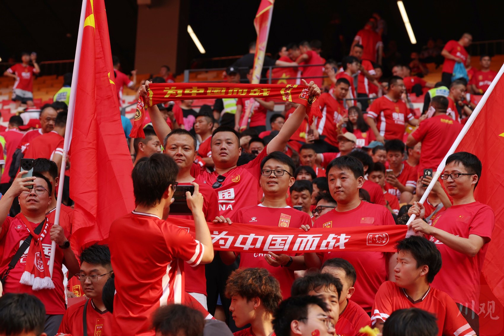 关于顶级足球盛事即将启幕，球迷热情高涨的信息