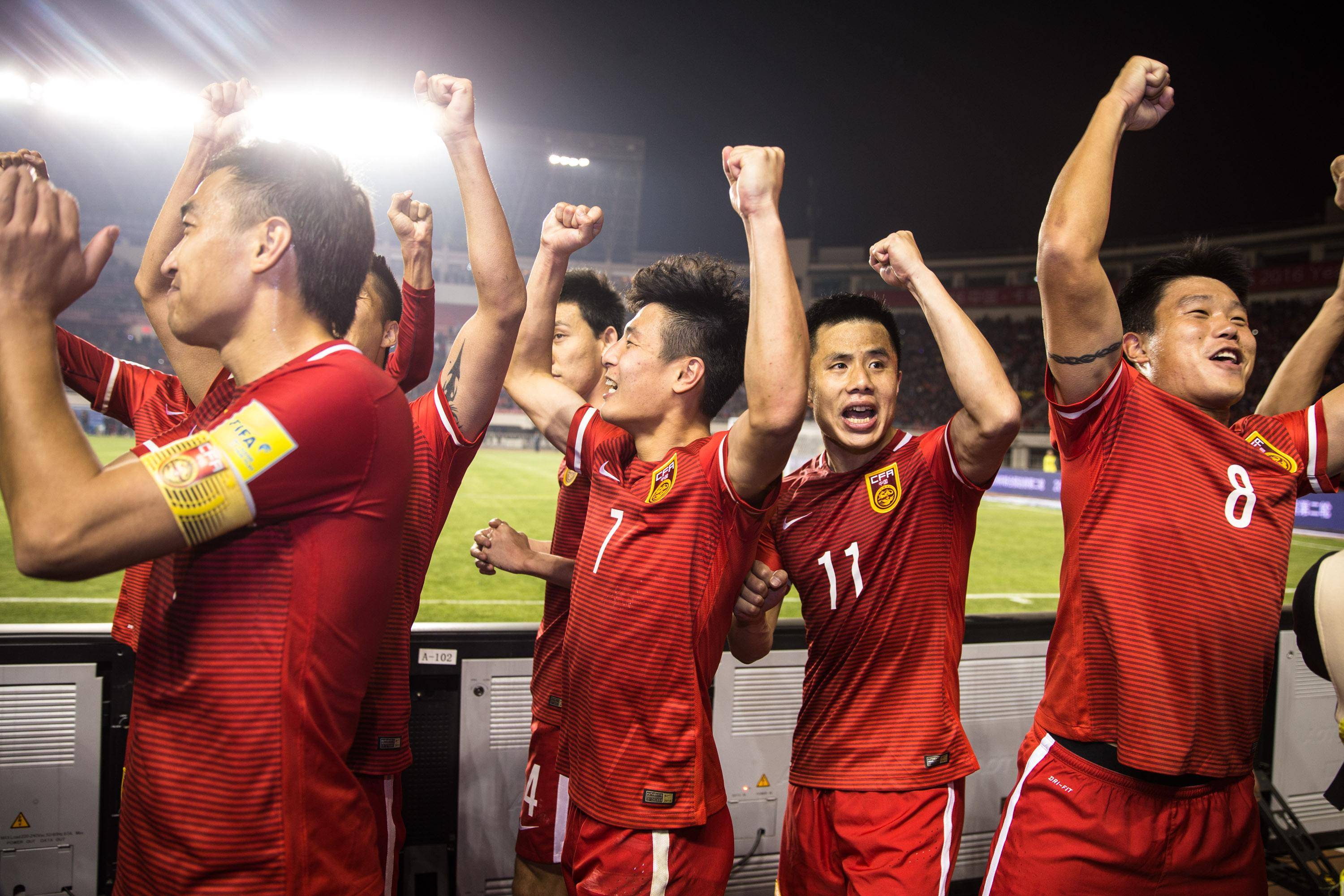国内足球赛事热度不减，精彩纷呈