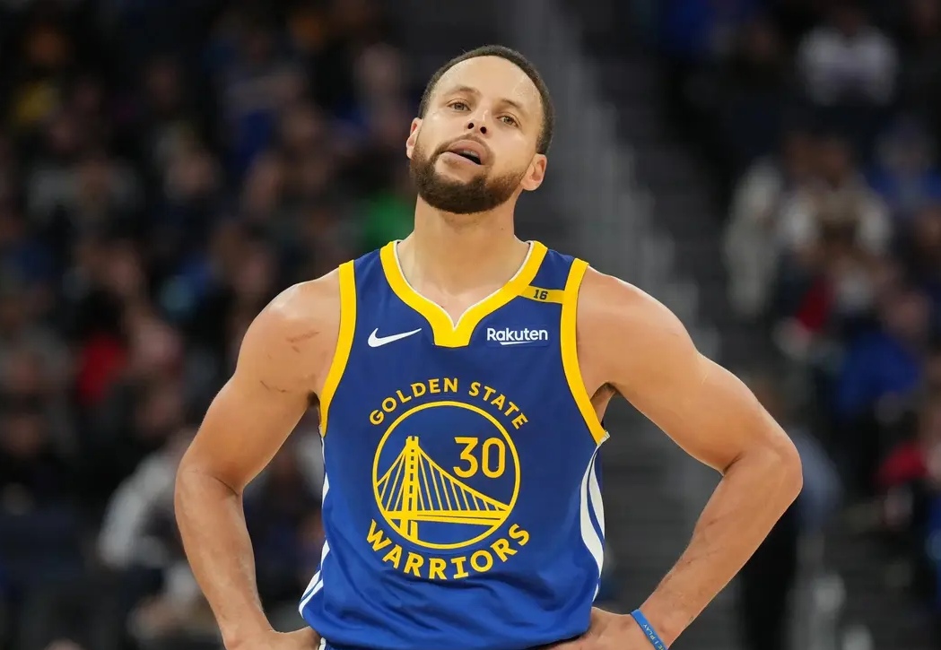 勇士险胜湖人,库里关键时刻发威 勇士险胜湖人,库里关键时刻发威