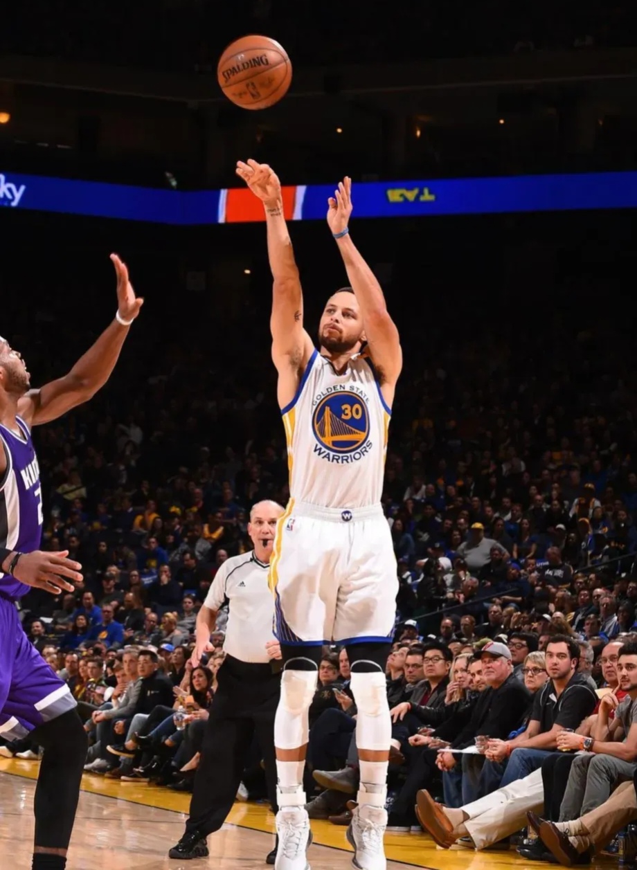 勇士险胜开拓者,库里砍下30分 勇士险胜开拓者,库里砍下30分